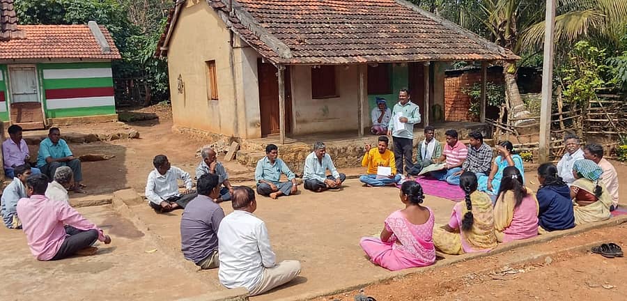 <div class="paragraphs"><p>ಯಳಂದೂರು ತಾಲ್ಲೂಕಿನ ಬಿಳಿಗಿರಿಬೆಟ್ಟದ ಹೊಸಪೋಡು ಸೋಲಿಗ ನಿವಾಸಿಗಳು ಶನಿವಾರ ನ.17ರಂದು ನಡೆಸಲು ಉದ್ದೇಶಿಸಿರುವ ಉಪವಾಸ ಸತ್ಯಾಗ್ರಹದಲ್ಲಿ ಭಾಗವಹಿಸದಿರುವ ನಿರ್ಣಯ ಕೈಗೊಂಡರು&nbsp; &nbsp;  </p></div>