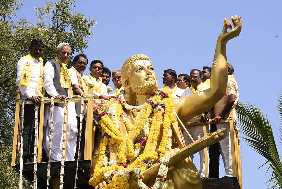 ಯಾದಗಿರಿಯಲ್ಲಿ ಶನಿವಾರ ಕನಕದಾಸರ ಜಯಂತಿ ಅಂಗವಾಗಿ ಕನಕದಾಸರ ಮೂರ್ತಿಗೆ ಶಾಸಕ ಚನ್ನಾರೆಡ್ಡಿ ಪಾಟೀಲ ತುನ್ನೂರು, ಜಿಲ್ಲಾಧಿಕಾರಿ ಹರ್ಷಲ್ ಭೋಯರ್, ನಗರಾಭಿವೃದ್ಧಿ ಪ್ರಾಧಿಕಾರದ ಅಧ್ಯಕ್ಷ ಬಾಬುರಾವ್ ಕಾಡ್ಲೂರ್, ಸಮಾಜದ ಮುಖಂಡರು ಉಪಸ್ಥಿತರಿದ್ದರು