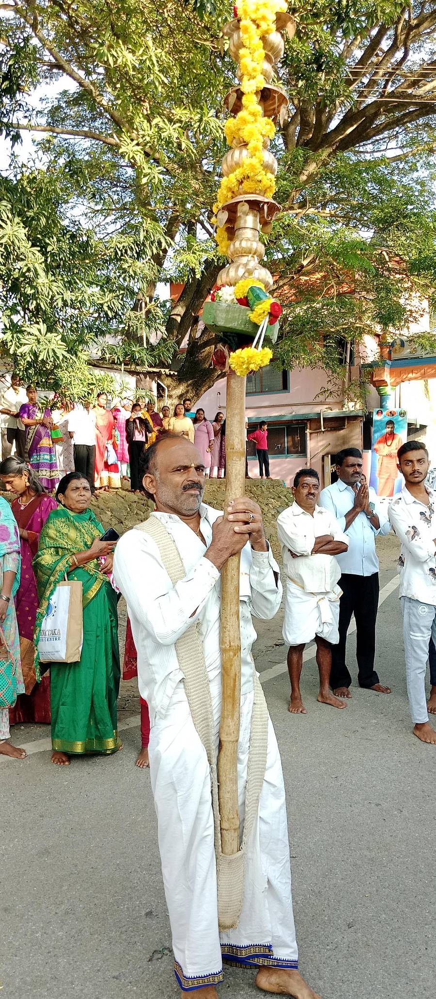 ಹಳೇಬೀಡಿನ ಪುಷ್ಪಗಿರಿಯಲ್ಲಿ ಈಚೆಗೆ ನಡೆದ ಕೆಂಡೋತ್ಸವದಲ್ಲಿ ನಂದಿ ಧ್ವಜಹೊತ್ತು ಕುಣಿದ ಭಕ್ತ ಸಿದ್ದಾಪುರದ ಎಸ್.ಈ. ರಾಜಕುಮಾರ 