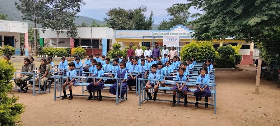 ಹನೂರು ತಾಲೂಕಿನ ಮಿಣ್ಯಂ ಗ್ರಾಮದ ಸರ್ಕಾರಿ ಹಿರಿಯ ಪ್ರಾಥಮಿಕ ಶಾಲೆಗೆ ಬೆಂಗಳೂರಿನ ಹೆಲ್ಪ್ ಎಜುಕೇಟ್ ಎ ಚೈಲ್ಡ್ ಸಂಸ್ಥೆಯ ವತಿಯಿಂದ ಉಚಿತವಾಗಿ ಡೆಸ್ಕ್ ಗಳನ್ನು ವಿತರಿಸಲಾಯಿತು.