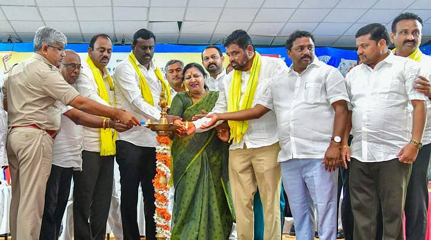 ಕೊಪ್ಪಳದ ಸಾಹಿತ್ಯ ಭವನದಲ್ಲಿ ಶನಿವಾರ ಜಿಲ್ಲಾಡಳಿತದಿಂದ ನಡೆದ ಸಂತಶ್ರೇಷ್ಠ ಕನಕದಾಸರ ಜಯಂತಿ ಕಾರ್ಯಕ್ರಮದಲ್ಲಿ ಶಾಸಕ ಕೆ.ರಾಘವೇಂದ್ರ ಹಿಟ್ನಾಳ್ ದೀಪ ಬೆಳಗುವ ಮೂಲಕ ಉದ್ಘಾಟಿಸಿದರು