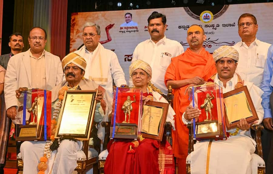 ಕನಕದಾಸರ ಜಯಂತಿ ಕಾರ್ಯಕ್ರಮದಲ್ಲಿ ಸಿದ್ದರಾಮಯ್ಯ ಅವರು ಚಂದ್ರಕಾಂತ ಬಿಜ್ಜರಗಿ ಅವರಿಗೆ ಕನಕಶ್ರೀ ಪ್ರಶಸ್ತಿ, ಅಕ್ಕಮಹಾದೇವಿ ಅವರಿಗೆ ಕನಕ ಗೌರವ ಪ್ರಶಸ್ತಿ, ರವೀಂದ್ರ ಲಂಜವಾಡಕರ್‌ ಅವರಿಗೆ ಕನಕ ಯುವ ಪುರಸ್ಕಾರ ನೀಡಿ ಗೌರವಿಸಿದರು. ಶಿವರಾಜ ತಂಗಡಗಿ, ಸಿದ್ದರಾಮಾನಂದ ಸ್ವಾಮೀಜಿ ಪಾಲ್ಗೊಂಡಿದ್ದರು