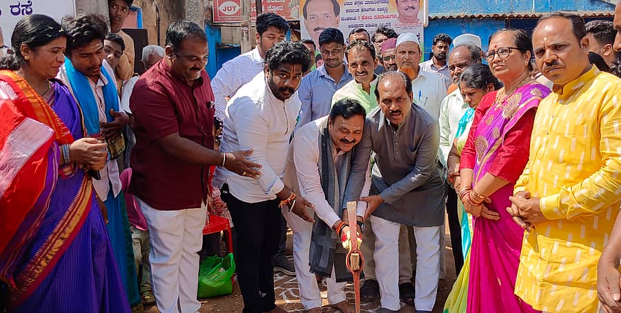 ಹುಬ್ಬಳ್ಳಿಯ ಹೆಗ್ಗೇರಿಯಲ್ಲಿನ ಮಾರುತಿ ನಗರದಲ್ಲಿ ಸಿ.ಸಿ ರಸ್ತೆ ಹಾಗೂ ಒಳಚರಂಡಿ ನಿರ್ಮಾಣ ಕಾಮಗಾರಿಗೆ ಶಾಸಕರಾದ ಪ್ರಸಾದ ಅಬ್ಬಯ್ಯ, ಮಹೇಶ ಟೆಂಗಿನಕಾಯಿ ಭೂಮಿಪೂಜೆ ನೆರವೇರಿಸಿದರು