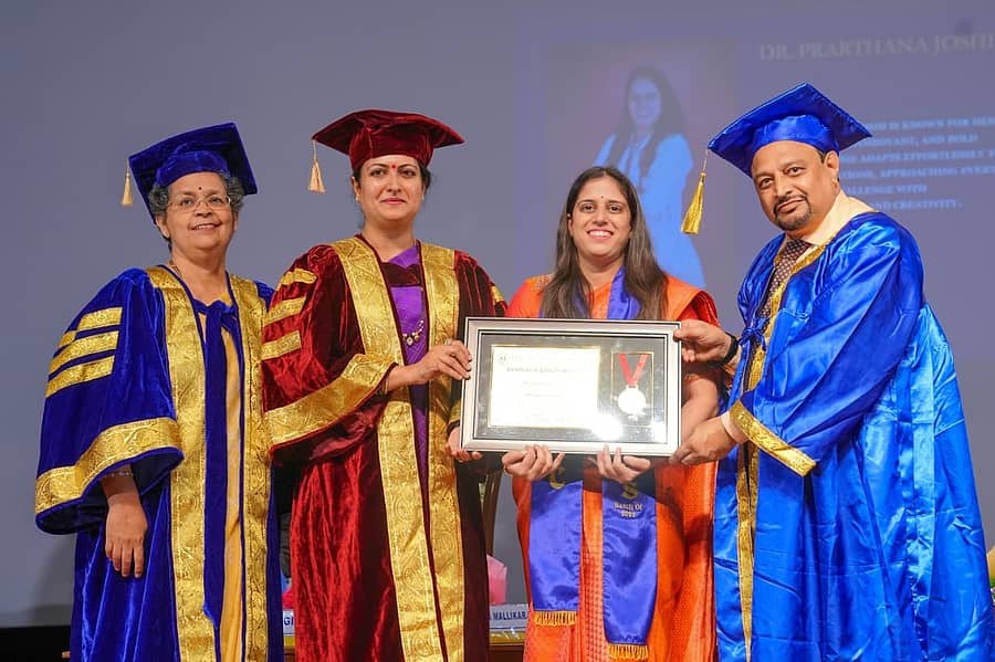 ದಾವಣಗೆರೆಯ ಜೆಜೆಎಂ ವೈದ್ಯಕೀಯ ಕಾಲೇಜಿನಲ್ಲಿ ಶನಿವಾರ ನಡೆದ ಸ್ನಾತಕೋತ್ತರ ವಿಭಾಗದ ಪ್ರಥಮ ಘಟಿಕೋತ್ಸವದಲ್ಲಿ ಸಂಸದೆ ಡಾ.ಪ್ರಭಾ ಮಲ್ಲಿಕಾರ್ಜುನ್ ವಿದ್ಯಾರ್ಥಿಗಳಿಗೆ ಪದವಿ ಪ್ರದಾನ ಮಾಡಿದರು