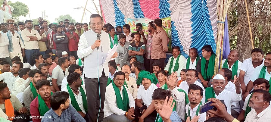 ಮುದ್ದೇಬಿಹಾಳ ತಾಲ್ಲೂಕು ತಂಗಡಗಿ ಗ್ರಾಮದ ಹತ್ತಿರ ಅಮರಗೋಳ ಕ್ರಾಸ್ನಲ್ಲಿ ರೈತರು ಕಬ್ಬಿನ ಬೆಲೆ ಹೆಚ್ಚಳಕ್ಕೆ ಆಗ್ರಹಿಸಿ ನಡೆದಿದ್ದ ಹೋರಾಟದ ಸ್ಥಳಕ್ಕೆ ಹೆಚ್ಚುವರಿ ಜಿಲ್ಲಾಧಿಕಾರಿ ಸೋಮಲಿಂಗ ಗೆಣ್ಣೂರ ಶನಿವಾರ ಭೇಟಿ ಮಾಡಿ ಮಾತನಾಡಿದರು