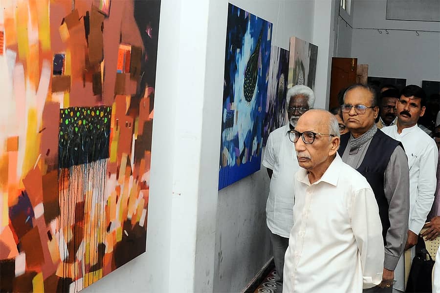 ಕಲಬುರಗಿಯ ದಿ ಆರ್ಟ್ ಇಂಟಿಗ್ರೇಶನ್ ಚಿತ್ರಕಲಾ ಮಹಾವಿದ್ಯಾಲಯದ ಅಂಕುರ ಆರ್ಟ್ ಗ್ಯಾಲರಿಯಲ್ಲಿ ಹಮ್ಮಿಕೊಂಡಿರುವ ಕಲಾವಿದ ಬಿ.ಎನ್.ಪಾಟೀಲ ಅವರ ಪ್ರಥಮ ಏಕವ್ಯಕ್ತಿ ಚಿತ್ರಕಲಾ ಪ್ರದರ್ಶನವನ್ನು ಹಿರಿಯ ಕಲಾವಿದ ಜೆ.ಎಸ್.ಖಂಡೇರಾವ್, ಬಸವರಾಜ ಜಾನೆ ಇತರರು ವೀಕ್ಷಿಸಿದರು
