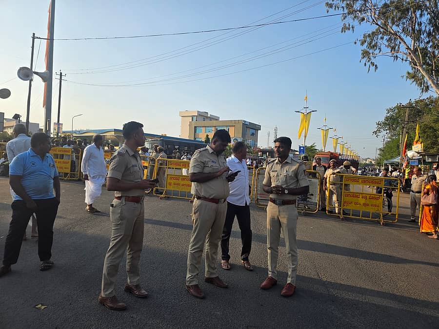 ಮುಧೋಳದ ಸಂಗೊಳ್ಳಿ ರಾಯಣ್ಣ ವೃತ್ತದಲ್ಲಿ ಕಬ್ಬು ಬೆಳೆಗಾರರು ನಡೆಸುತ್ತಿರುವ ಹೋರಾಟಕ್ಕೆ ಅಧಿಕ ಪ್ರಮಾಣದಲ್ಲಿ ಆಗಮಿಸಿದ ಪೊಲೀಸ್ ಸಿಬ್ಬಂದಿ