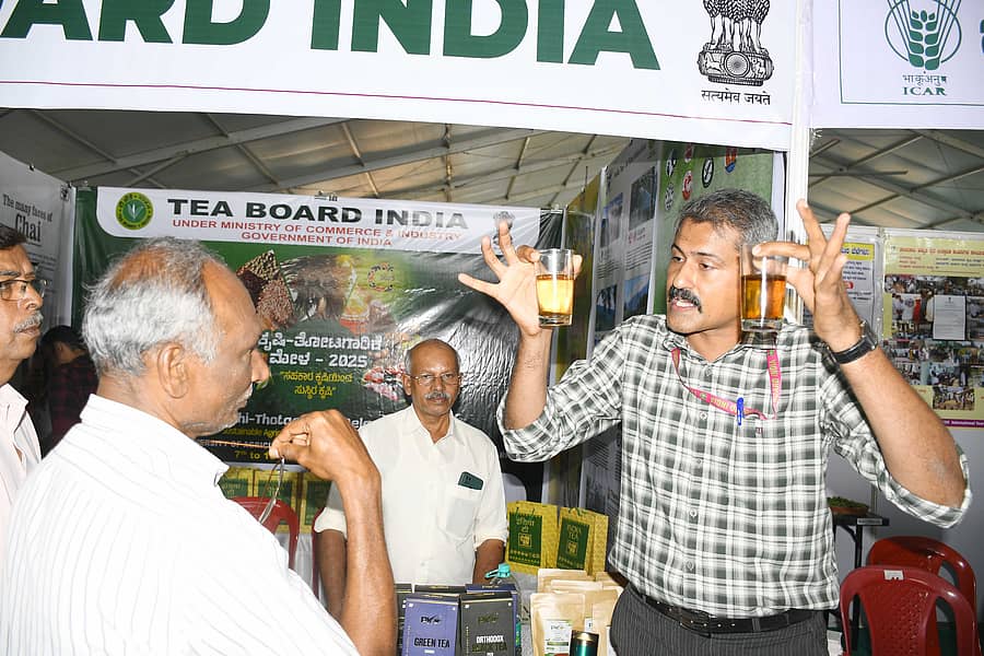 ಭಾರತೀಯ ಚಹಾ ಮಂಡಳಿಯ ಅಭಿವೃದ್ಧಿ ಅಧಿಕಾರಿ ವರುಣ್ ಮೆನನ್ ಶನಿವಾರ ಶಿವಮೊಗ್ಗದ ಕೃಷಿ ಮೇಳದಲ್ಲಿ ಕಲಬೆರಕೆ ಚಹಾ ಪುಡಿಯನ್ನು ಪತ್ತೆ ಮಾಡುವುದು ಹೇಗೆ ಎಂಬ ಪ್ರಾತ್ಯಕ್ಷಿಕೆಯನ್ನು ಗ್ರಾಹಕರಿಗೆ ತಿಳಿಸಿದರು
ಪ್ರಜಾವಾಣಿ ಚಿತ್ರ: ಶಿವಮೊಗ್ಗ ನಾಗರಾಜ್