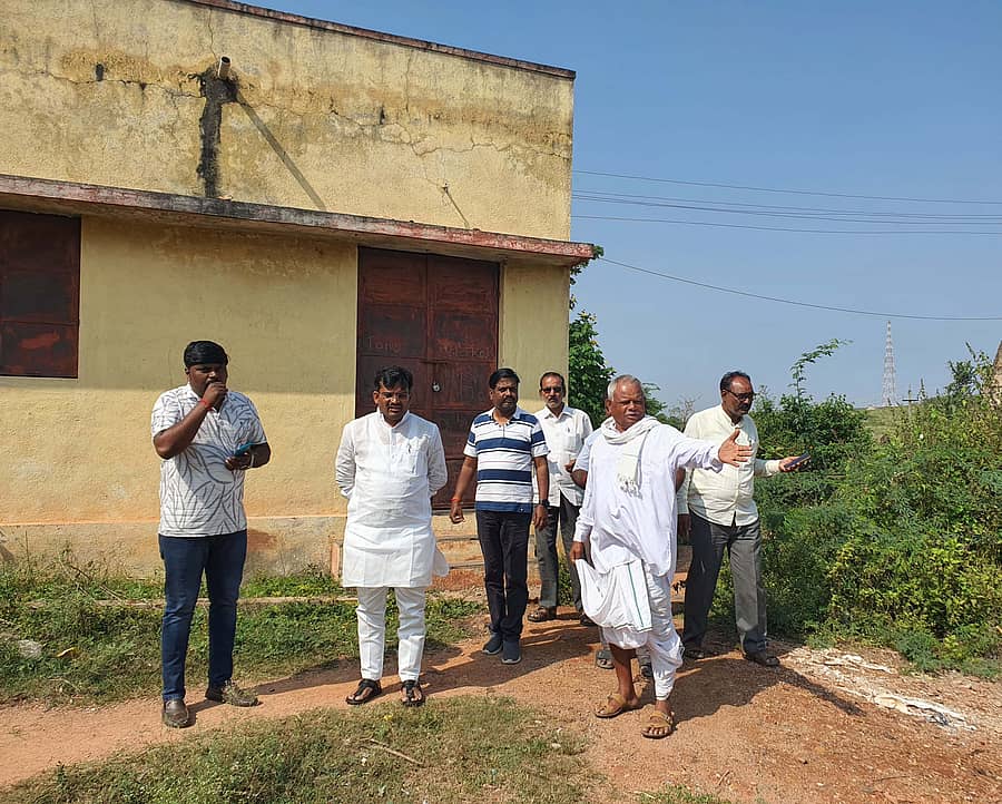 ಲಕ್ಷ್ಮೇಶ್ವರದ ಮೇಲ್ಮಟ್ಟದ ಜಲಾಗಾರಕ್ಕೆ ಶಾಸಕ ಡಾ.ಚಂದ್ರು ಲಮಾಣಿ ಶನಿವಾರ ಭೇಟಿ ನೀಡಿ ಕುಡಿಯುವ ನೀರು ಪೂರೈಕೆಯ ಸಮಸ್ಯೆ ಕುರಿತು ಪರಿಶೀಲನೆ ನಡೆಸಿದರು