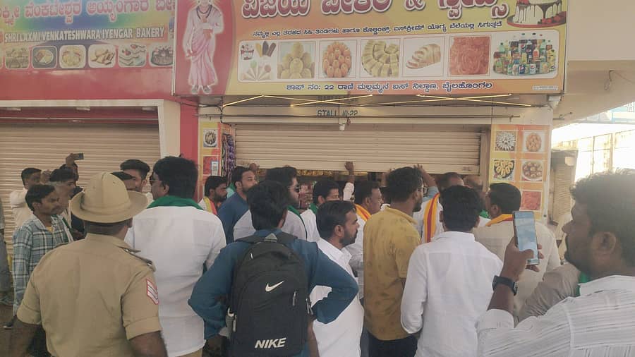 ಬೈಲಹೊಂಗಲದಲ್ಲಿ ಬಂದ್ ಕರೆ ನೀಡಿದ್ದರಿಂದ ಹೋರಾಟಗಾರರು ಅಂಗಡಿಗಳನ್ನು ಬಂದ್ ಮಾಡಿಸಿದರು 