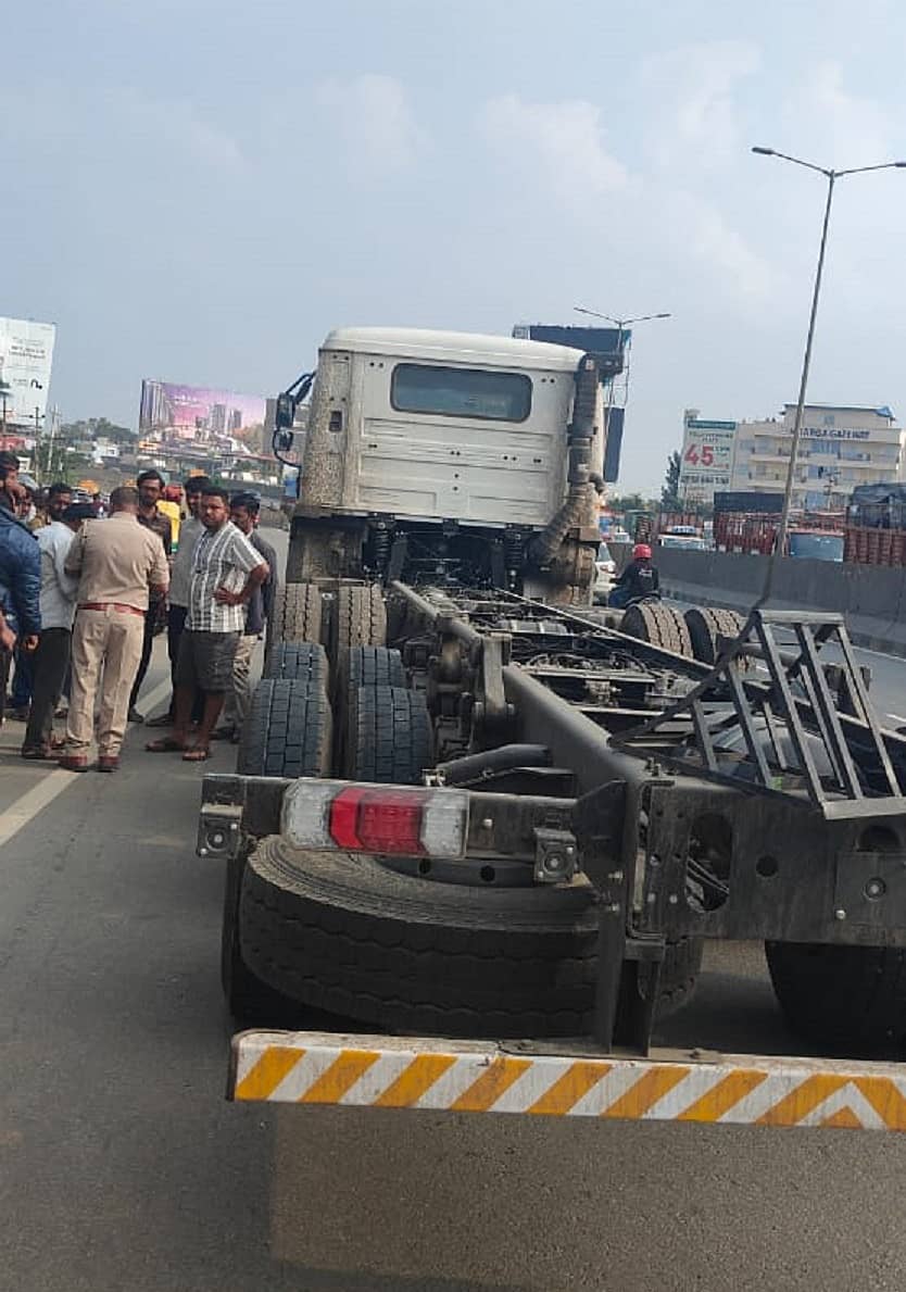 ಚಂದಾಪುರದ ಕಿತ್ತಗಾನಹಳ್ಳಿ ಗೇಟ್ನಲ್ಲಿ ಲಾರಿ ಮತ್ತು ಬೈಕ್ ನಡುವೆ ಅಪಘಾತ ನಡೆದಿರುವುದು