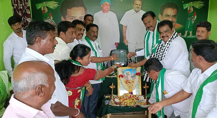 ಚಿಕ್ಕಬಳ್ಳಾಪುರ ಜೆಡಿಎಸ್ ಕಚೇರಿಯಲ್ಲಿ ನಡೆದ ಕನಕದಾಸ ಜಯಂತಿಯಲ್ಲಿ ಪಾಲ್ಗೊಂಡಿದ್ದ ಮುಖಂಡರು