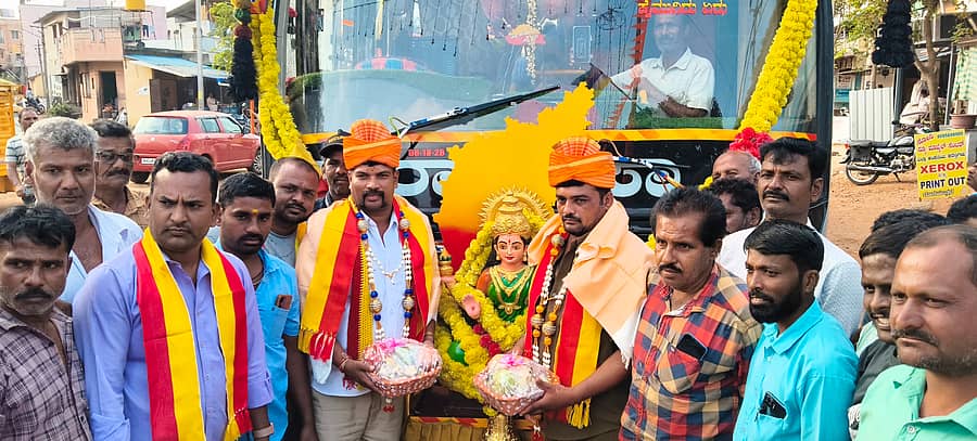 ಬೀರೂರು ಪಟ್ಟಣದ ಗಣಪತಿ ಪೆಂಡಾಲ್‌ ಪಕ್ಕದಲ್ಲಿರುವ ಶ್ರೀಗಣಪತಿ ಸರ್ವ ಧರ್ಮ ಗೂಡ್ಸ್‌ ಆಟೊ ಚಾಲಕರು ಮತ್ತು ಮಾಲೀಕರ ಸಂಘದ ವತಿಯಿಂದ ಶನಿವಾರ ‘ಹುಬ್ಬಳ್ಳಿ-ಮಂಡ್ಯ’ ಕೆಎಸ್‌ಆರ್‌ಟಿಸಿ ಬಸ್‌ ಚಾಲಕ ಗಿರೀಶ್ ಮತ್ತು ನಿರ್ವಾಹಕ ಮೌನೇಶ್‌ರಿಗೆ ಸನ್ಮಾನಿಸಲಾಯಿತು