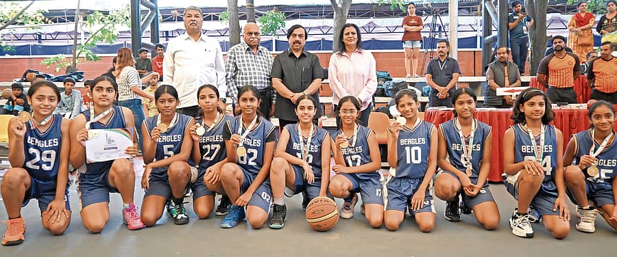 ಬಾಲಕಿಯರ ಬ್ಯಾಸ್ಕೆಟ್ಬಾಲ್ ಸ್ಪರ್ಧೆಯಲ್ಲಿ ಪ್ರಶಸ್ತಿ ಗೆದ್ದುಕೊಂಡ ಬೀಗಲ್ಸ್ ಬಿ.ಸಿ. ತಂಡದ ಆಟಗಾರ್ತಿಯರು