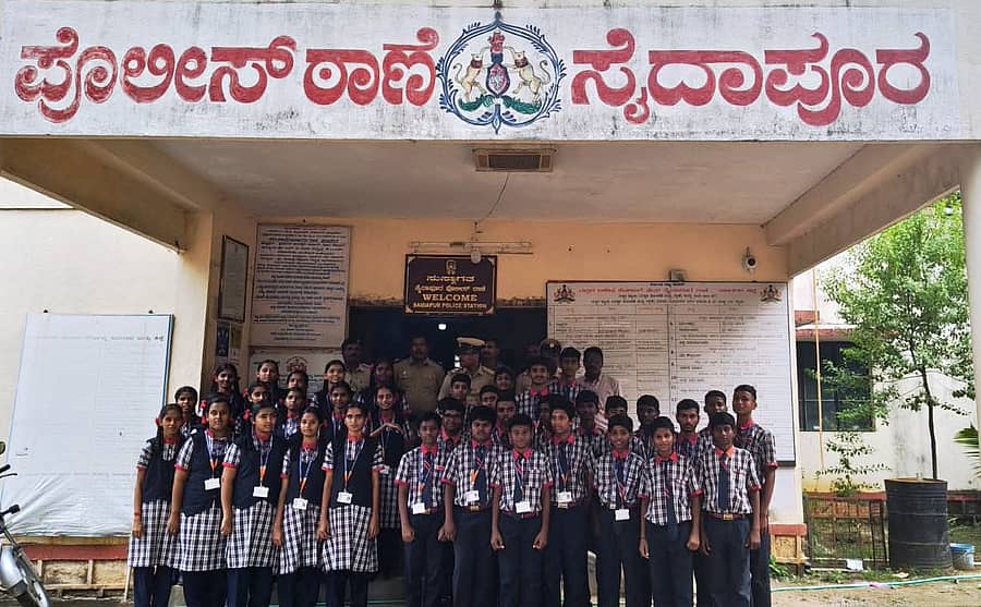 ಸೈದಾಪುರ ಪಟ್ಟಣದ ಪೊಲೀಸ್ ಠಾಣೆಗೆ ತೆರೆದ ಮನೆ ಕಾರ್ಯಕ್ರಮದಡಿಯಲ್ಲಿ ಶ್ರೀ ಭಗವಾನ್ ಮಾಹವೀರ ಶಾಲೆಯ 9ನೇ ತರಗತಿಯ ವಿದ್ಯಾರ್ಥಿಗಳು ಭೇಟಿ ನೀಡಿದರು