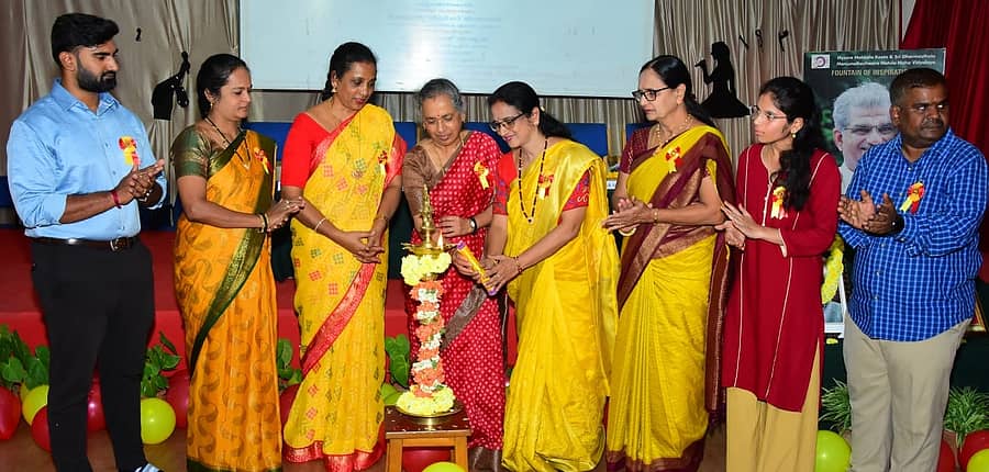 ಮೈಸೂರಿನ ಕೃಷ್ಣಮೂರ್ತಿಪುರಂನ ಎಂಎಂಕೆ ಮತ್ತು ಎಸ್‌ಡಿಎಂ ಮಹಿಳಾ ಕಾಲೇಜಿನಲ್ಲಿ ಹಮ್ಮಿಕೊಂಡಿದ್ದ ಕನ್ನಡ ರಾಜ್ಯೋತ್ಸವವನ್ನು ನಿವೃತ್ತ ಪ್ರಾಧ್ಯಾಪಕಿ ಎಚ್.ಎಂ. ಕಲಾಶ್ರೀ ಉದ್ಘಾಟಿಸಿದರು
