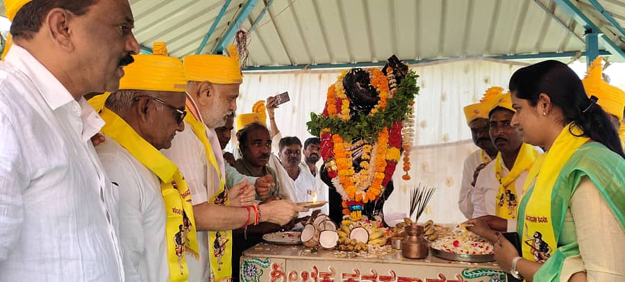 <div class="paragraphs"><p>ಮುಂಡಗೋಡದಲ್ಲಿ ಶನಿವಾರ ನಡೆದ ಜಿಲ್ಲಾ ಮಟ್ಟದ 538ನೇ ಕನಕದಾಸ ಜಯಂತ್ಯುತ್ಸವದಲ್ಲಿ ಕನಕ ಮೂರ್ತಿಗೆ ಶಾಸಕ ಶಿವರಾಮ ಹೆಬ್ಬಾರ ಪೂಜೆ ಸಲ್ಲಿಸಿದರು. ಉಪವಿಭಾಗಾಧಿಕಾರಿ ಕಾವ್ಯಾರಾಣಿ ಕೆ.ವಿ., ಇದ್ದರು.</p></div>