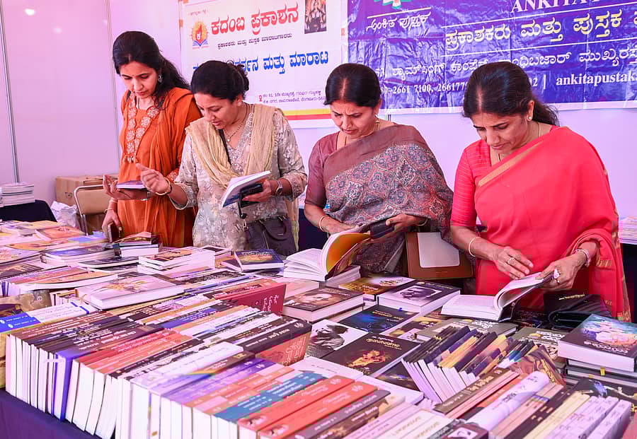 <div class="paragraphs"><p>ಸಮ್ಮೇಳನದಲ್ಲಿ ಸಾಹಿತ್ಯಾಸಕ್ತರು ಪುಸ್ತಕಗಳನ್ನು ಖರೀದಿಸಿದರು </p></div>