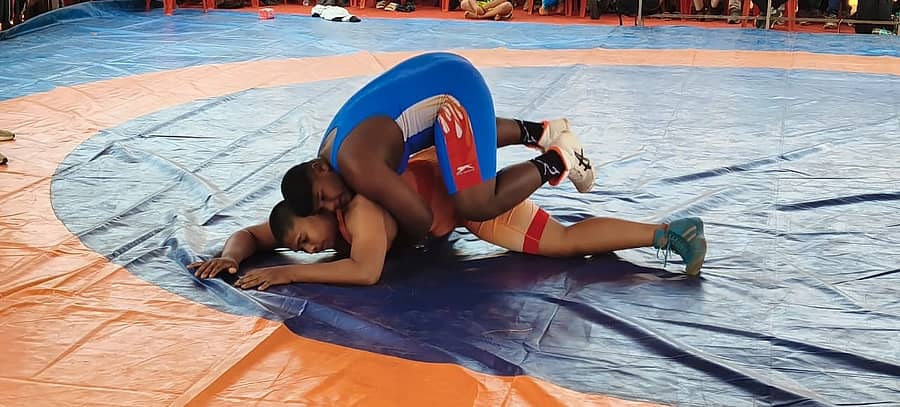 <div class="paragraphs"><p>ಹೊಸಪೇಟೆ ತಾಲ್ಲೂಕು ಮರಿಯಮ್ಮನಹಳ್ಳಿಯಲ್ಲಿ ಶನಿವಾರ ನಡೆದ ರಾಜ್ಯಮಟ್ಟದ ಶಾಲಾ ಮಕ್ಕಳ ಕುಸ್ತಿ ಪಂದ್ಯಾವಳಿಯ ಒಂದು ರೋಚಕ ಹಣಾಹಣಿ </p></div>