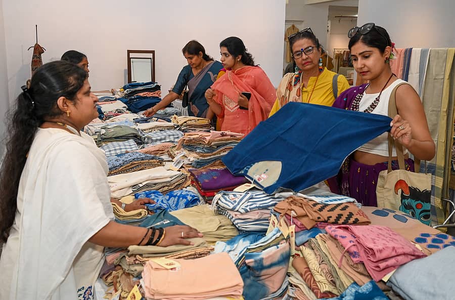 ಚಿತ್ರಕಲಾ ಪರಿಷತ್ನಲ್ಲಿ ನಡೆದ ಕೈಮಗ್ಗ ಉತ್ಪನ್ನಗಳ ಪ್ರದರ್ಶನ ಮತ್ತು ಮಾರಾಟ ಮೇಳದಲ್ಲಿ ಮಹಿಳೆಯರು ಕೈಮಗ್ಗದ ಬಟ್ಟೆಗಳನ್ನು ಖರೀದಿಸಿದರು ಪ್ರಜಾವಾಣಿ ಚಿತ್ರ