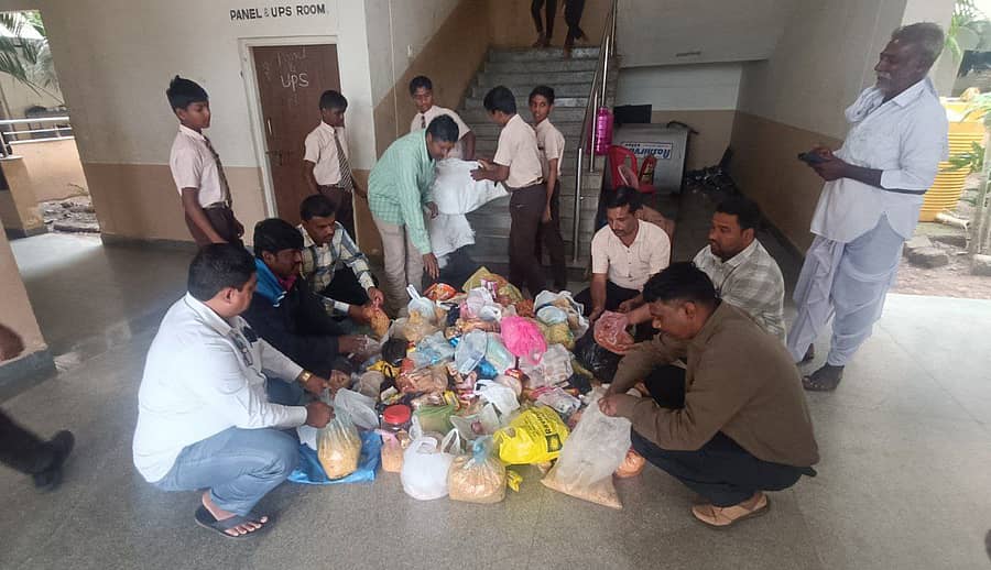 <div class="paragraphs"><p>ಹಿರೇಕೋಡಿ ಗ್ರಾಮದ ಅಲ್ಪಸಂಖ್ಯಾತರ ಇಲಾಖೆಯ ಮೊರಾರ್ಜಿ ವಸತಿ ಶಾಲೆಯಲ್ಲಿ ಮನೆಯಿಂದ ತಂದಿರುವ ತಿಂಡಿ ತಿನಿಸುಗಳನ್ನು ಸಂಗ್ರಹಿಸಲಾಗಿತ್ತು</p></div>