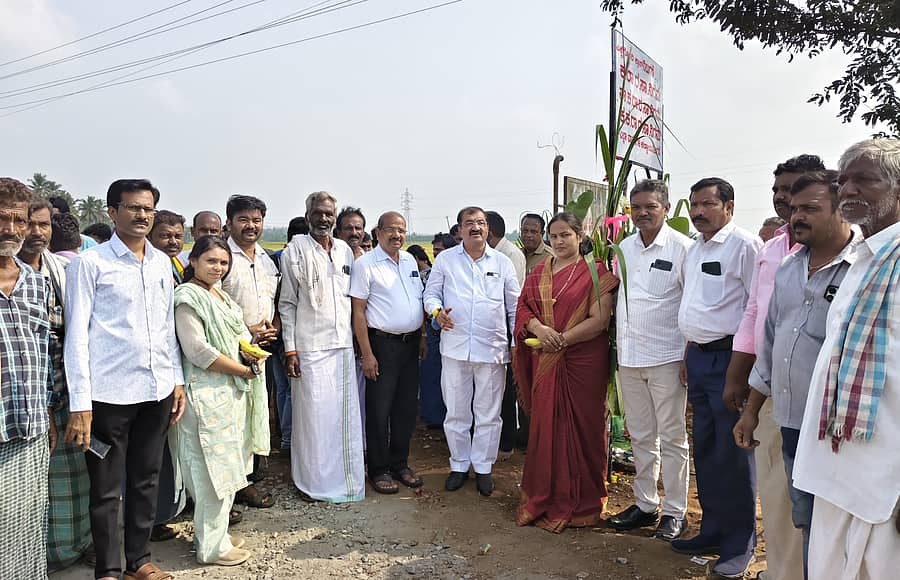 ಕಡರನಾಯ್ಕನಹಳ್ಳಿ ಸಮೀಪದ ಎಕ್ಕೆಗೊಂದಿ ಕ್ರಾಸ್ ಬಳಿ ನೂತನ ಬಸ್ ನಿಲುಗಡೆಯ ನಾಮಫಲಕವನ್ನು ಶಾಸಕ ಬಿ.ಪಿ. ಹರೀಶ್ ಅನಾವರಣಗೊಳಿಸಿದರು