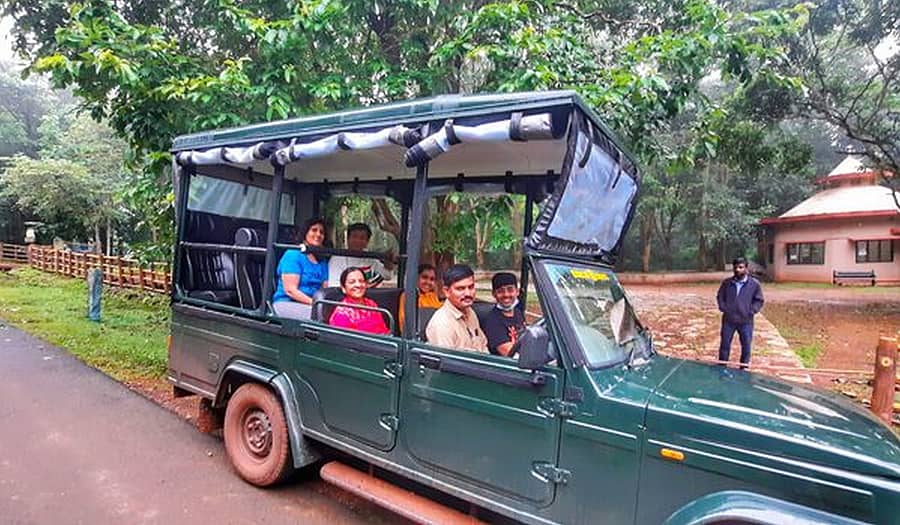 ಜೊಯಿಡಾ ತಾಲ್ಲೂಕಿನ ಕ್ಯಾಸಲ್‌ರಾಕ್ ವಲಯದಲ್ಲಿ ನಡೆಯುವ ಸಫಾರಿ.
(ಕೆಟಿಆರ್ ವೆಬ್‌ಸೈಟ್ ಚಿತ್ರ)