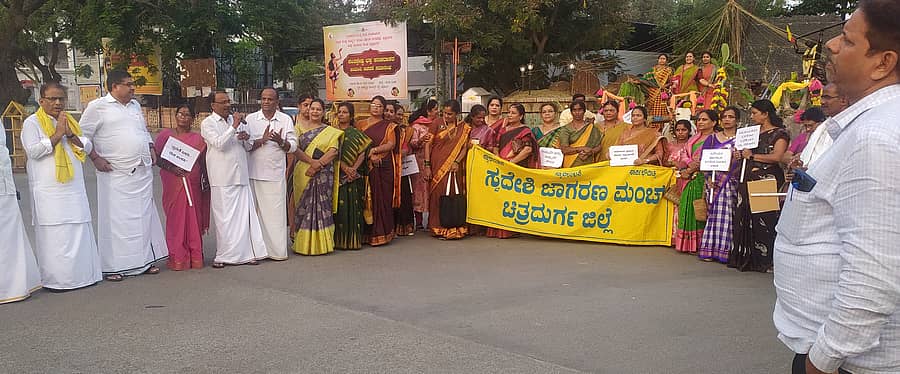 ಸ್ವದೇಶಿ ಜಾಗರಣಾ ಮಂಚ್ ಆಯೋಜಿಸಿರುವ ಸ್ವದೇಶಿ ಮೇಳದ ಅಂಗವಾಗಿ ಸಂಚಾಲಕರು, ಸಹ ಸಂಚಾಲಕರು, ಕಾರ್ಯಕರ್ತರು ಜಿಲ್ಲಾಧಿಕಾರಿ ಕಚೇರಿ ವೃತ್ತದಲ್ಲಿ ಪ್ರಚಾರಾಂದೋಲನ ನಡೆಸಿದರು