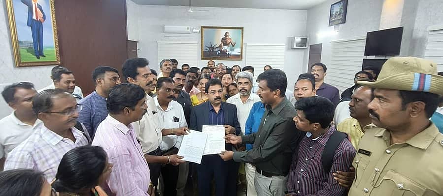 ಪಿಯು ಕಾಲೇಜುಗಳ ಉಪನ್ಯಾಸಕರು ತಮ್ಮ ಬೇಡಿಕೆಗಳನ್ನು ಈಡೇರಿಸುವಂತೆ ಕೋರಿ ಜಿಲ್ಲಾಧಿಕಾರಿ ಪಿ.ರವೀಂದ್ರ ಅವರಿಗೆ ಮನವಿ ಸಲ್ಲಿಸಿದರು