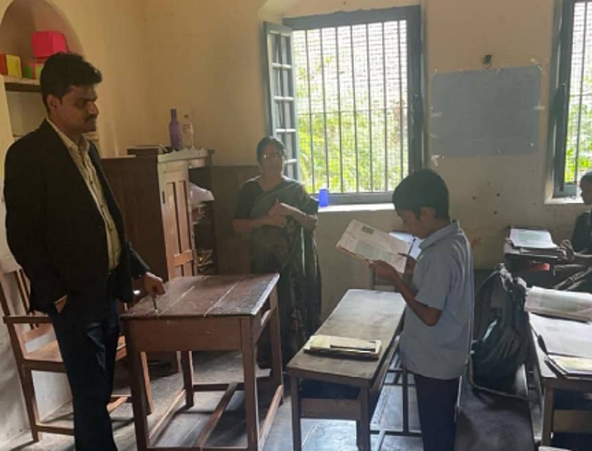 ಧಾರವಾಡ ನಗರದ ಸರ್ಕಾರಿ ಪ್ರಾಥಮಿಕ ಶಾಲೆಗೆ ಬೆಳಗಾವಿ ವಿಭಾಗದ ಹೆಚ್ಚುವರಿ ಆಯುಕ್ತ ಈಶ್ವರ ಉಳ್ಳಾಗಡ್ಡಿ ಭೇಟಿ ನೀಡಿ ಮಕ್ಕಳ ಕಲಿಕಾ ಗುಣಮಟ್ಟ ಪರಿಶೀಲಿಸಿದರು