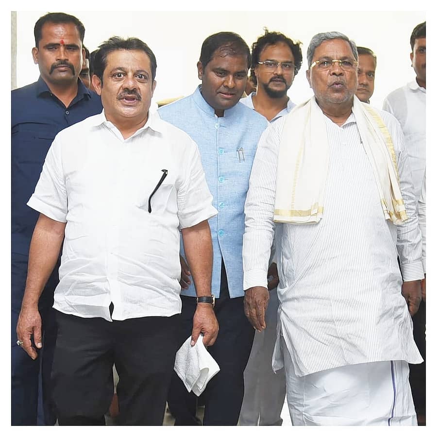 ಮುಖ್ಯಮಂತ್ರಿ ಸಿದ್ದರಾಮಯ್ಯ, ಶಾಸಕ ಡಾ.ಎನ್.ಟಿ.ಶ್ರೀನಿವಾಸ್ ಜತೆಯಲ್ಲಿ ಸಚಿವ ಜಮೀರ್ ಅಹಮದ್ ಖಾನ್