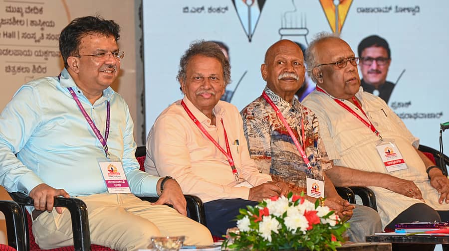 <div class="paragraphs"><p>ಸಮಾಜಮುಖಿ ಸಾಹಿತ್ಯ ಸಮ್ಮೇಳನದ ಉದ್ಘಾಟನಾ ಕಾರ್ಯಕ್ರಮದಲ್ಲಿ ಸಮಾಜಮುಖಿ ಬಳಗದ ಜಯರಾಮ್ ರಾಯಪುರ, ಸಾಹಿತಿಗಳಾದ ಬರಗೂರು ರಾಮಚಂದ್ರಪ್ಪ, ಹಂಪ ನಾಗರಾಜಯ್ಯ, ಎಚ್.ಎಸ್. ಶಿವಪ್ರಕಾಶ್ ಪಾಲ್ಗೊಂಡಿದ್ದರು </p></div>