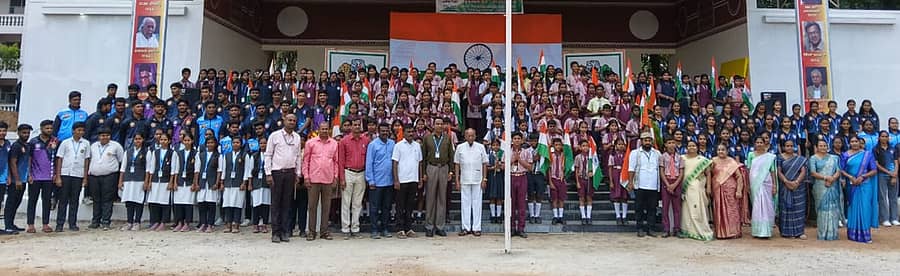 <div class="paragraphs"><p>ಬಿಡದಿಯ ಜ್ಞಾನ ವಿಕಾಸ್ ವಿದ್ಯಾಸಂಘದ ಜೆವಿಐಟಿ ಕಾಲೇಜು ಆವರಣದಲ್ಲಿ ವಿದ್ಯಾರ್ಥಿಗಳು ‘ವಂದೇ ಮಾತರಂ’ ಗೀತೆಯನ್ನು ಸಾಮೂಹಿಕವಾಗಿ ಹಾಡಿದರು. </p></div>