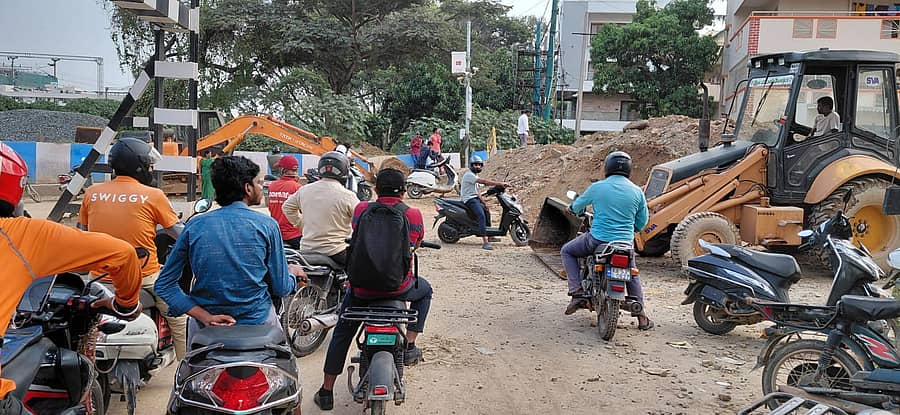 ಪಣತ್ತೂರಿನಲ್ಲಿ ಪರ್ಯಾಯ ಮಾರ್ಗವಿಲ್ಲದೆ ವಾಹನ ಸವಾರರು ತೊಂದರೆ ಅನುಭವಿಸಿದರು