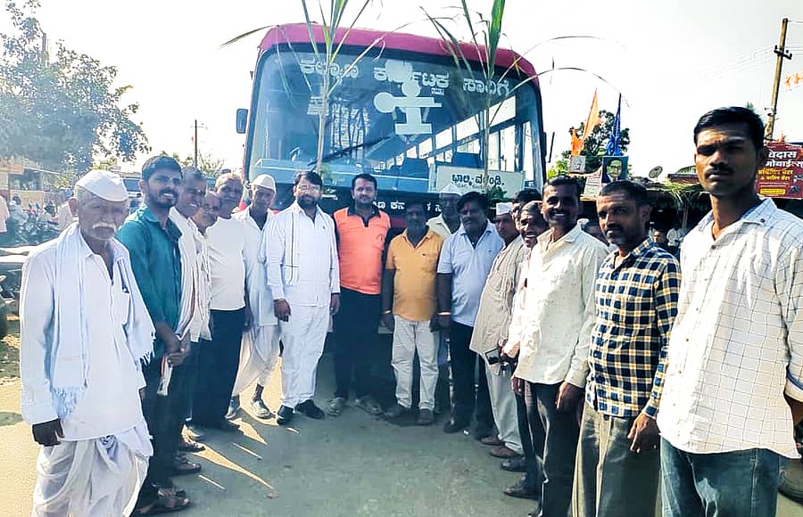 ಭಾಲ್ಕಿ ಸಾರಿಗೆ ಘಟಕದಿಂದ ನೂತನವಾಗಿ ಆರಂಭಗೊಂಡ ಭಾಲ್ಕಿ-ವಲಂಡಿ ಬಸ್ಗೆ ಶನಿವಾರ ಅಳವಾಯಿ ಗ್ರಾಮದ ಮುಖಂಡರು, ಯುವಕರು, ಸಾರಿಗೆ ಸಿಬ್ಬಂದಿ ಮತ್ತು ಪ್ರಯಾಣಿಕರು ಪೂಜೆ ಸಲ್ಲಿಸಿ ಚಾಲನೆ ನೀಡಿದರು