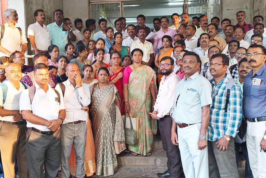 <div class="paragraphs"><p>ತುಮಕೂರಿನಲ್ಲಿ ಶುಕ್ರವಾರ ಸರ್ಕಾರ ಹೊರಡಿಸಿರುವ ಸುತ್ತೋಲೆ ಹಿಂಪಡೆಯುವುದು ಸೇರಿ ವಿವಿಧ ಬೇಡಿಕೆಗಳ ಈಡೇರಿಕೆಗೆ ಆಗ್ರಹಿಸಿ ಪದವಿಪೂರ್ವ ಕಾಲೇಜುಗಳ ಪ್ರಾಂಶುಪಾಲರ, ಉಪನ್ಯಾಸಕರ ಸಂಘದಿಂದ ಜಿಲ್ಲಾಧಿಕಾರಿ ಕಚೇರಿಯಲ್ಲಿ ಮನವಿ ಸಲ್ಲಿಸಲಾಯಿತು. </p></div>