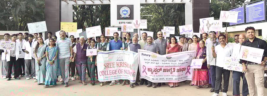 ತುಮಕೂರು ರೋಟರಿ ಈಸ್ಟ್, ರೋಟರಿ ಸೆಂಟ್ರಲ್ ವತಿಯಿಂದ ನಗರದಲ್ಲಿ ಶನಿವಾರ ಕ್ಯಾನ್ಸರ್ ಜಾಗೃತಿ ಜಾಥಾ ನಡೆಯಿತು