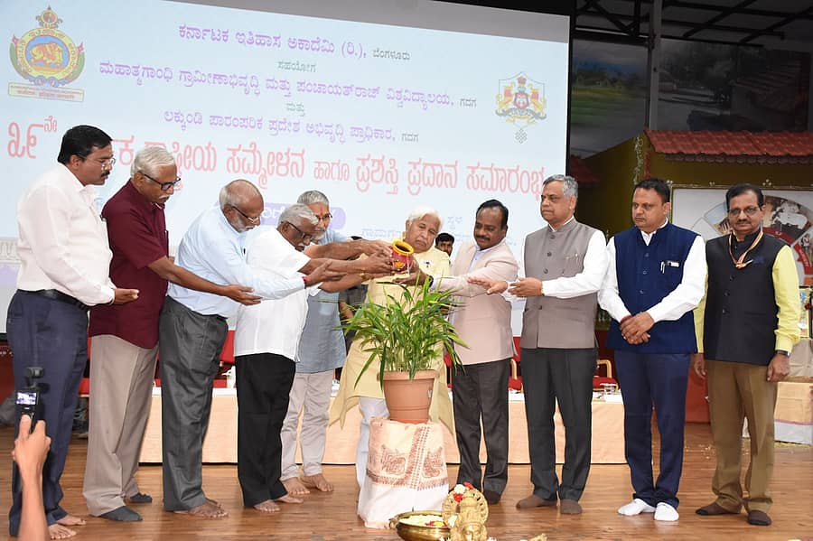 ಗದಗ ನಗರದ ಮಹಾತ್ಮಗಾಂಧಿ ಗ್ರಾಮೀಣಾಭಿವೃದ್ಧಿ ಮತ್ತು ಪಂಚಾಯತ್ರಾಜ್ ವಿಶ್ವವಿದ್ಯಾಲಯದಲ್ಲಿ ಶನಿವಾರ ನಡೆದ ಕರ್ನಾಟಕ ಇತಿಹಾಸ ಅಕಾಡೆಮಿಯ 39ನೇ ವಾರ್ಷಿಕ ರಾಷ್ಟ್ರೀಯ ಸಮ್ಮೇಳನ ಹಾಗೂ ಪ್ರಶಸ್ತಿ ಪ್ರದಾನ ಸಮಾರಂಭವನ್ನು ಸಚಿವ ಎಚ್.ಕೆ. ಪಾಟೀಲ ಉದ್ಘಾಟಿಸಿದರು