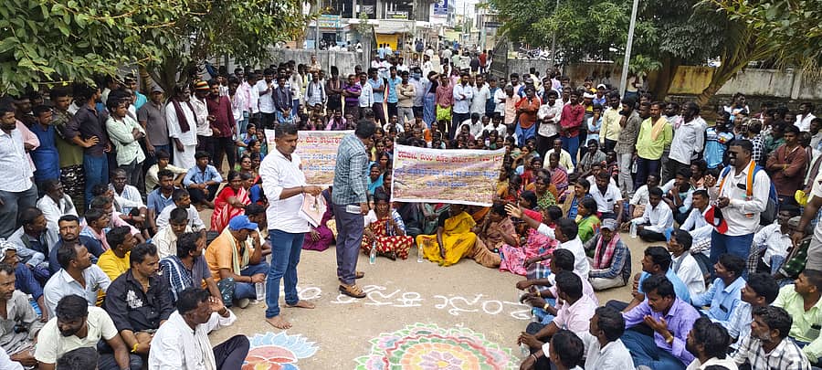 ಎಚ್.ಡಿ.ಕೋಟೆ, ಸರಗೂರು, ಹುಣಸೂರು ಮತ್ತು ಪಿರಿಯಾಪಟ್ಟಣ ತಾಲ್ಲೂಕಿನ ಶುಂಠಿ ಕೂಲಿ ಕಾರ್ಮಿಕರ ಸಂಘದ ಸದಸ್ಯರು ಶುಂಠಿ ಕಟಾವನ್ನು ಬಹಿಷ್ಕರಿಸಿ ಎಚ್.ಡಿ.ಕೋಟೆ ತಾಲ್ಲೂಕು ಕಚೇರಿ ಮುಂಭಾಗ ಶನಿವಾರ ಪ್ರತಿಭಟನೆ ನಡೆಸಿದರು