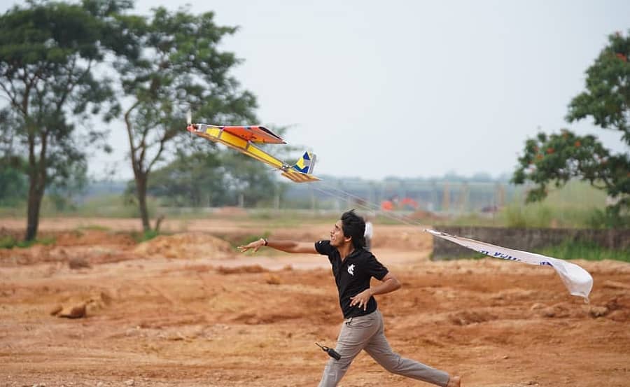 ಏರ್‌ ಷೋದಲ್ಲಿ ವಿಮಾನದ ಮಾದರಿಯನ್ನು ಹಾರಿಸಿದಾಗ...