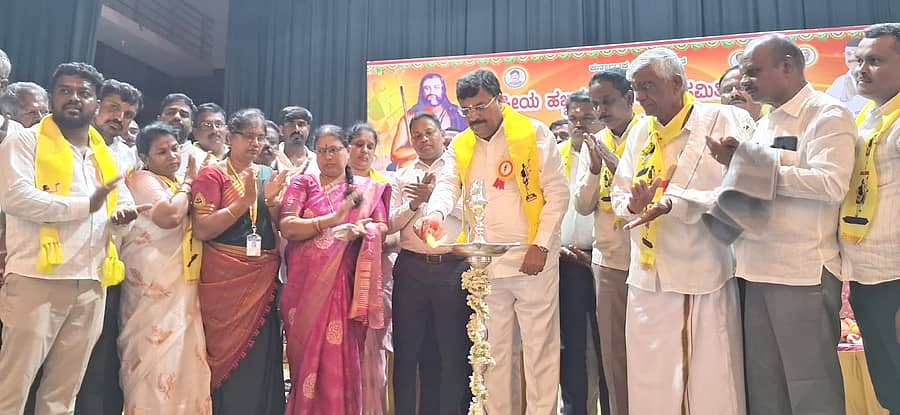 ಮಳವಳ್ಳಿ ಪಟ್ಟಣದ ಡಾ.ಬಿ.ಆರ್.ಅಂಬೇಡ್ಕರ್ ಭವನದಲ್ಲಿ ನಡೆದ ಭಕ್ತ ಕನಕದಾಸ ಜಯಂತ್ಯುತ್ಸವ ಕಾರ್ಯಕ್ರಮವನ್ನು ಶಾಸಕ ಪಿ.ಎಂ.ನರೇಂದ್ರಸ್ವಾಮಿ ಉದ್ಘಾಟಿಸಿದರು