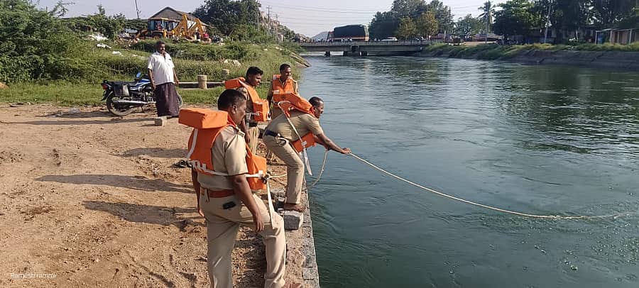ಗಂಗಾವತಿ ತಾಲ್ಲೂಕಿನ ದಾಸನಾಳ ಗ್ರಾಮದ ಬಳಿನ ತುಂಗಭದ್ರಾ ಎಡದಂಡೆ ಕಾಲುವೆಯಲ್ಲಿ ಕೊಚ್ಚಿಹೋದ ಯುವಕನ ಹುಡುಕಾಟದಲ್ಲಿ ನಿರತರಾದ ಅಗ್ನಿಶಾಮಕ ಸಿಬ್ಬಂದಿ