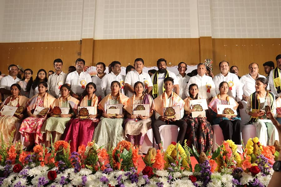 ದೇವನಹಳ್ಳಿ ಡಾ.ಬಿ.ಆರ್. ಅಂಬೇಡ್ಕರ್ ಭವನದಲ್ಲಿ ಹಮ್ಮಿಕೊಂಡಿದ್ದ ಜಿಲ್ಲಾ ಮಟ್ಟದ ದಾಸಶ್ರೇಷ್ಠ ಕನಕದಾಸರ ಜಯಂತ್ಯುತ್ಸವದಲ್ಲಿ ಎಸ್‌ಎಸ್‌ಎಲ್‌ಸಿ ಮತ್ತು ಪಿಯುಸಿ ಪರೀಕ್ಷೆಯಲ್ಲಿ ಹೆಚ್ಚು ಅಂಕ‌ಗಳಿಸಿದ ವಿದ್ಯಾರ್ಥಿಗಳನ್ನು ಸತ್ಕರಿಸಲಾಯಿತು
