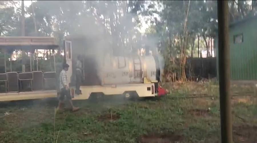 <div class="paragraphs"><p>ಶಿವಮೊಗ್ಗದ ಗಾಂಧಿಪಾರ್ಕ್ನಲ್ಲಿ ಶನಿವಾರ ಸಂಜೆ ಆಟಿಕೆ ರೈಲಿನ ಎಂಜಿನ್ನಲ್ಲಿ ದಟ್ಟೈಸಿದ್ದ ಹೊಗೆ</p></div>