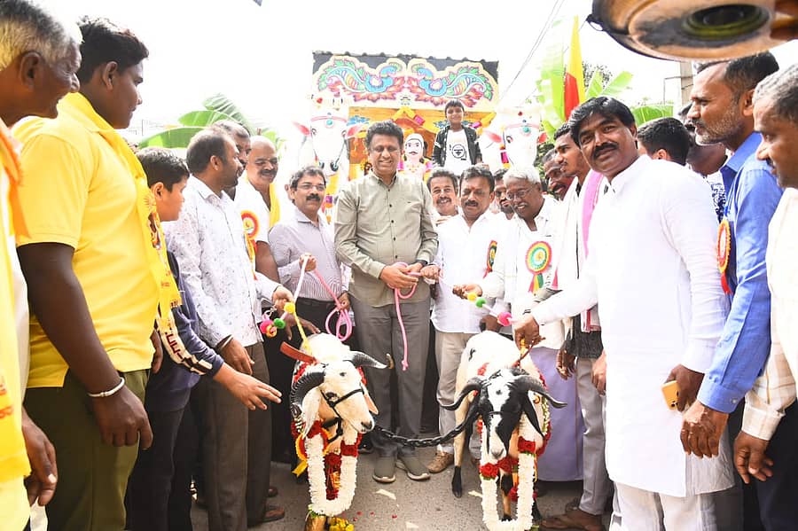 ಕನಕದಾಸರ ಜಯಂತಿ ಅಂಗವಾಗಿ ಚಿಕ್ಕಬಳ್ಳಾಪುರದಲ್ಲಿ ಹಮ್ಮಿಕೊಂಡಿದ್ದ ಮೆರವಣಿಗೆಗೆ ಸಚಿವ ಡಾ.ಎಂ.ಸಿ.ಸುಧಾಕರ್ ಚಾಲನೆ ನೀಡಿದರು