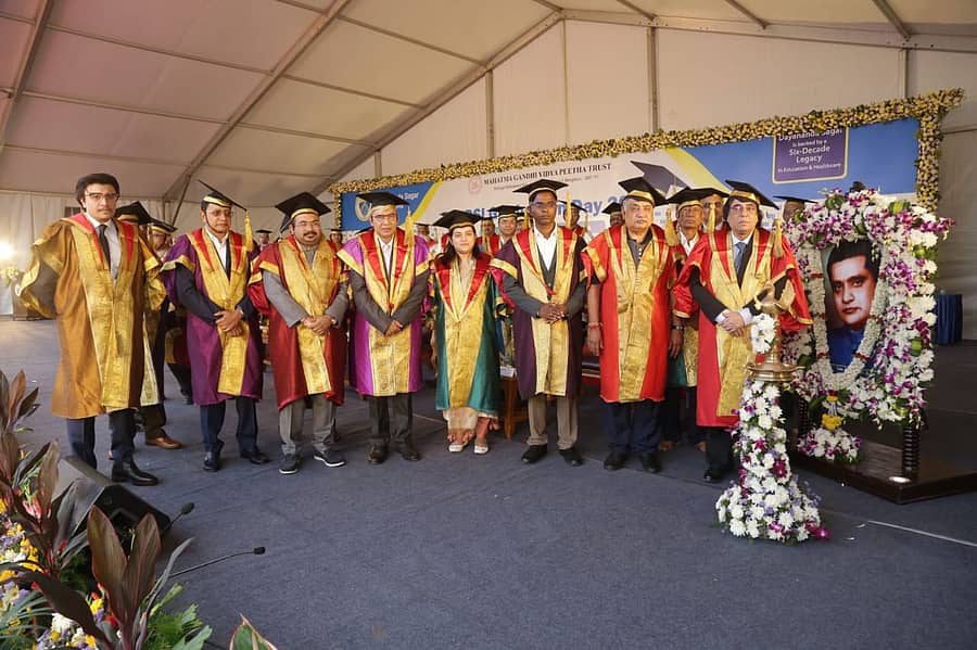 ದಯಾನಂದ ಸಾಗರ್ ಶಿಕ್ಷಣ ಸಂಸ್ಥೆಯ ಘಟಿಕೋತ್ಸವದಲ್ಲಿ ನೈಸ್ ಸಂಸ್ಥೆಯ ವ್ಯವಸ್ಥಾಪಕ ನಿರ್ದೇಶಕ ಅಶೋಕ್ ಖೇಣಿ ಅವರು ವಿದ್ಯಾರ್ಥಿಗಳಿಗೆ ಪದವಿ ಪ್ರದಾನ ಮಾಡಿದರು.
