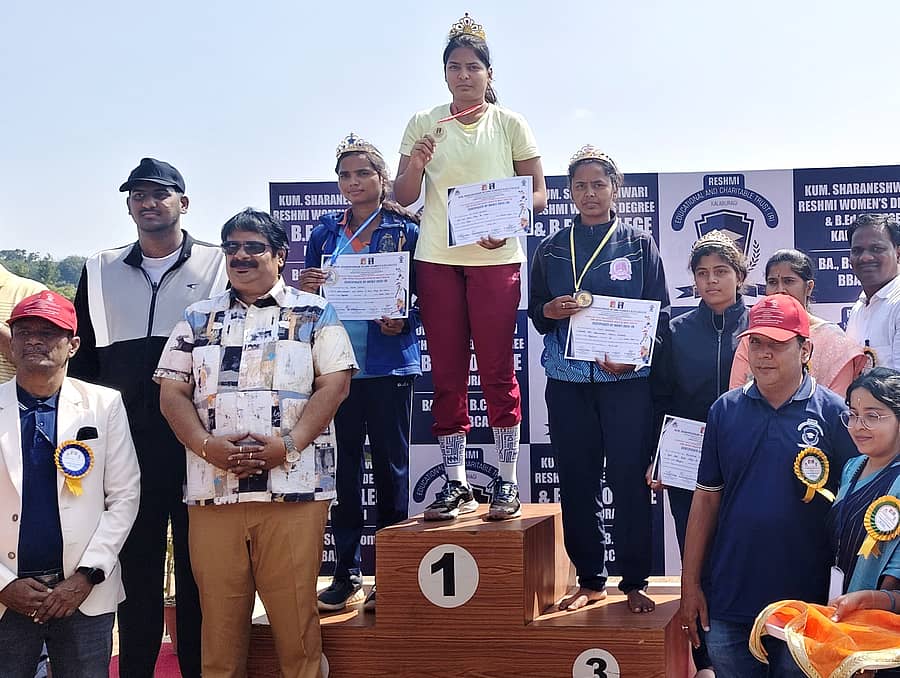 <div class="paragraphs"><p> ಕಲಬುರ್ಗಿಯಲ್ಲಿ ನಡೆದ ಅಂತರಕಾಲೇಜು ಅಥ್ಲೆಟಿಕ್ಸ್ ಕ್ರೀಡಾಕೂಟದ ಭಲ್ಲೆ ಎಸೆತ ಸ್ಪರ್ಧೆಯಲ್ಲಿ ಮೊದಲ ಸ್ಥಾನ ಗಳಿಸಿದ ಬೀದರ್ನ ಸರ್ಕಾರಿ ಮಹಿಳಾ ಪ್ರಥಮ ದರ್ಜೆ ಕಾಲೇಜಿನ ವಿದ್ಯಾರ್ಥಿನಿ ದಿಶಾ ನೆಲವಾಡೆ ಅವರಿಗೆ ಪದಕ ಹಾಗೂ ಪ್ರಮಾಣ ಪತ್ರ ವಿತರಿಸಲಾಯಿತು.</p></div>