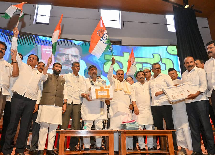 <div class="paragraphs"><p>ಮತಗಳ್ಳತನ ವಿರುದ್ಧ ಸಂಗ್ರಹಿಸಿದ ಸಹಿಯನ್ನು ಪ್ರದರ್ಶಿಸಿದ ಕಾಂಗ್ರೆಸ್ ನಾಯಕರು</p></div>