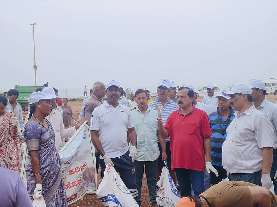 ಗೋಕರ್ಣ ಮೇನ್ ಬೀಚಿನಲ್ಲಿ ನಡೆದ ಸ್ವಚ್ಛತಾ ಅಭಿಯಾನದಲ್ಲಿ ಪಾಲ್ಗೊಂಡ ಶಾಸಕ ದಿನಕರ ಶೆಟ್ಟಿ ಹಾಗೂ ಇತರರು.