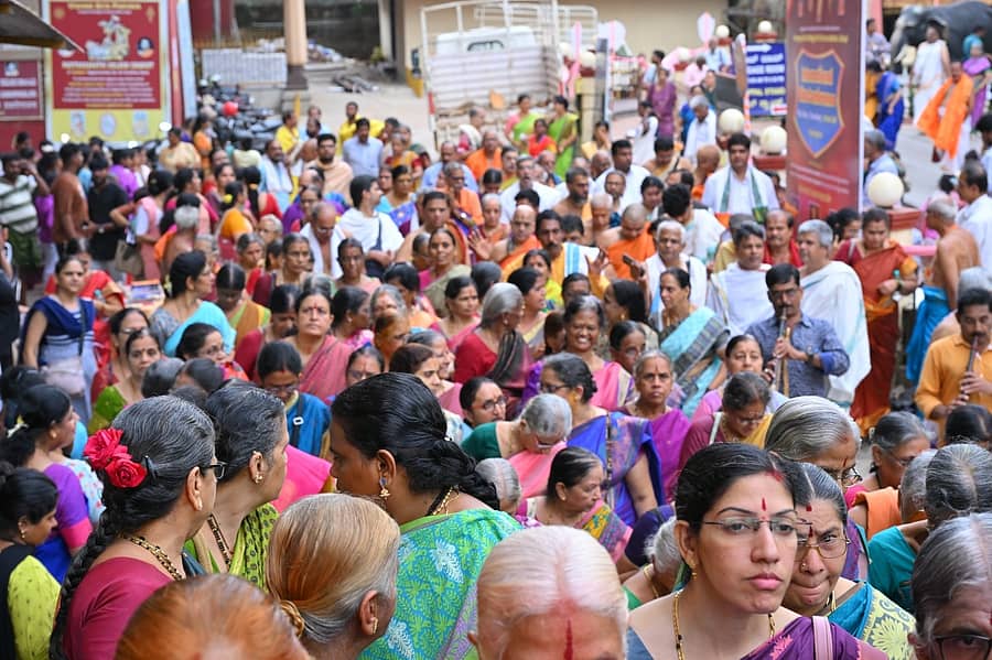 ಬೃಹತ್ ಗೀತೋತ್ಸವದ ಉದ್ಘಾಟನೆಗೂ ಮೊದಲು ಶೋಭಾಯಾತ್ರೆ ನಡೆಯಿತು